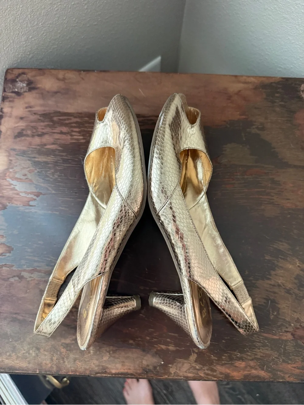VTG Y2K BCBG Paris Sz 8.5 Kitten Heels Metallic Gold Snakeskin Leather Peep Toe